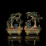 A PAIR OF CHINESE KINGFISHER FEATHER, JADE, HARDSTONE AND CORAL GILT-BRONZE MODELS OF TREES IN JARDINI&#200;RES - Foto 2
