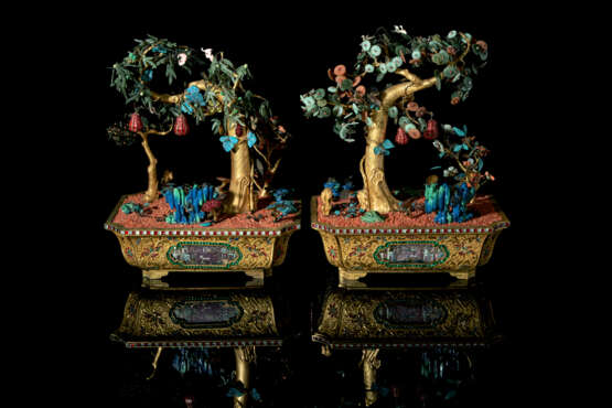 A PAIR OF CHINESE KINGFISHER FEATHER, JADE, HARDSTONE AND CORAL GILT-BRONZE MODELS OF TREES IN JARDINI&#200;RES - фото 3