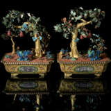 A PAIR OF CHINESE KINGFISHER FEATHER, JADE, HARDSTONE AND CORAL GILT-BRONZE MODELS OF TREES IN JARDINI&#200;RES - Foto 3