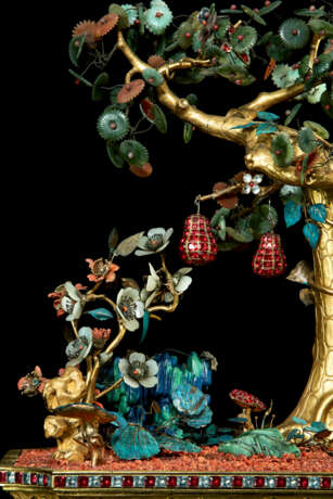 A PAIR OF CHINESE KINGFISHER FEATHER, JADE, HARDSTONE AND CORAL GILT-BRONZE MODELS OF TREES IN JARDINI&#200;RES - Foto 4