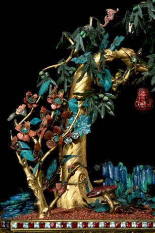 A PAIR OF CHINESE KINGFISHER FEATHER, JADE, HARDSTONE AND CORAL GILT-BRONZE MODELS OF TREES IN JARDINI&#200;RES - фото 5