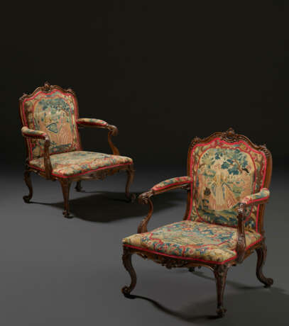 A PAIR OF GEORGE III CARVED FRUITWOOD ARMCHAIRS - фото 2