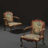A PAIR OF GEORGE III CARVED FRUITWOOD ARMCHAIRS - Foto 2