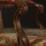 A PAIR OF GEORGE III CARVED FRUITWOOD ARMCHAIRS - Foto 3