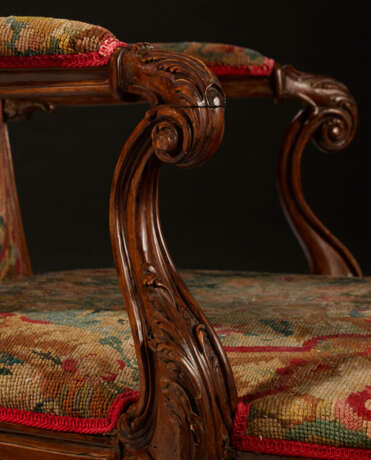 A PAIR OF GEORGE III CARVED FRUITWOOD ARMCHAIRS - фото 3