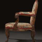A PAIR OF GEORGE III CARVED FRUITWOOD ARMCHAIRS - фото 5