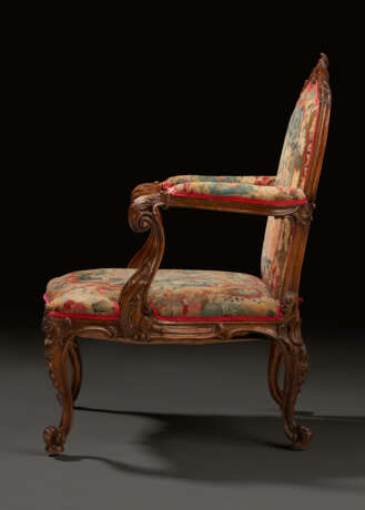 A PAIR OF GEORGE III CARVED FRUITWOOD ARMCHAIRS - фото 5