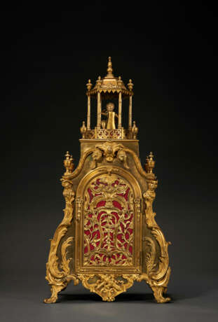 A GEORGE III ORMOLU TABLE CLOCK FOR THE CHINESE MARKET WITH MUSICAL, QUARTER-STRIKING, AND AUTOMATON MOVEMENT - Foto 4