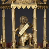 A GEORGE III ORMOLU TABLE CLOCK FOR THE CHINESE MARKET WITH MUSICAL, QUARTER-STRIKING, AND AUTOMATON MOVEMENT - Foto 5