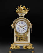 Dekorative Uhren. AN ITALIAN ORMOLU-MOUNTED WHITE MARBLE MANTEL CLOCK