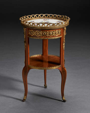 A LATE LOUIS XV ORMOLU AND SEVRES PORCELAIN-MOUNTED TULIPWOOD GUERIDON - Foto 1