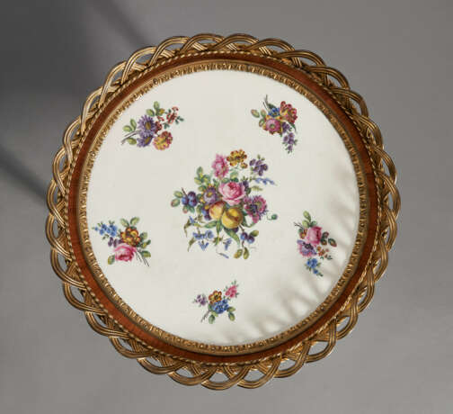 A LATE LOUIS XV ORMOLU AND SEVRES PORCELAIN-MOUNTED TULIPWOOD GUERIDON - фото 3