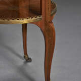 A LATE LOUIS XV ORMOLU AND SEVRES PORCELAIN-MOUNTED TULIPWOOD GUERIDON - Foto 5