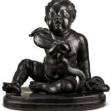 A WEDGWOOD & BENTLEY BLACK BASALT FIGURE OF THE INFANT HERCULES WITH THE SERPENT - Foto 2