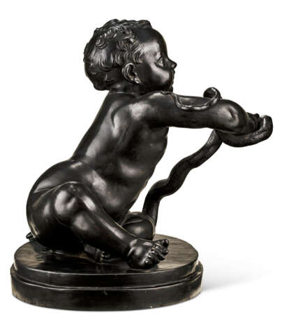 A WEDGWOOD & BENTLEY BLACK BASALT FIGURE OF THE INFANT HERCULES WITH THE SERPENT - Foto 7