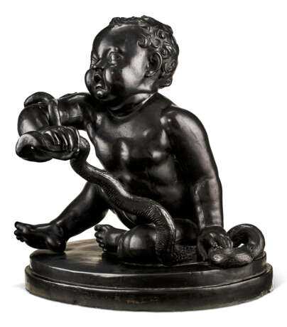 A WEDGWOOD & BENTLEY BLACK BASALT FIGURE OF THE INFANT HERCULES WITH THE SERPENT - Foto 3