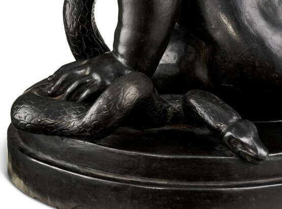 A WEDGWOOD & BENTLEY BLACK BASALT FIGURE OF THE INFANT HERCULES WITH THE SERPENT - Foto 10