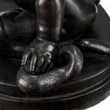 A WEDGWOOD & BENTLEY BLACK BASALT FIGURE OF THE INFANT HERCULES WITH THE SERPENT - Foto 11
