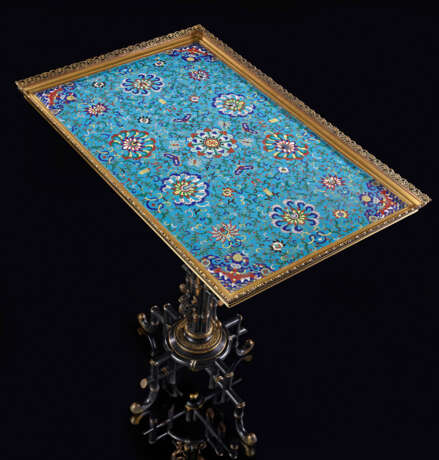 A FRENCH `JAPONISME` GILT AND PATINATED BRONZE AND CHINESE CLOISONNE ENAMEL TABLE - Foto 3