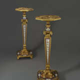 A PAIR OF RESTAURATION ORMOLU AND PARIS PORCELAIN-MOUNTED AMARANTH AND MAHOGANY TORCHERES - Foto 1