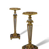 A PAIR OF RESTAURATION ORMOLU AND PARIS PORCELAIN-MOUNTED AMARANTH AND MAHOGANY TORCHERES - Foto 2