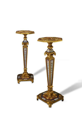 A PAIR OF RESTAURATION ORMOLU AND PARIS PORCELAIN-MOUNTED AMARANTH AND MAHOGANY TORCHERES - photo 2
