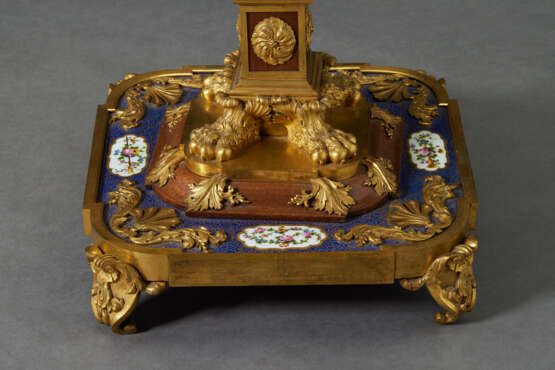 A PAIR OF RESTAURATION ORMOLU AND PARIS PORCELAIN-MOUNTED AMARANTH AND MAHOGANY TORCHERES - photo 4