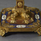 A PAIR OF RESTAURATION ORMOLU AND PARIS PORCELAIN-MOUNTED AMARANTH AND MAHOGANY TORCHERES - Foto 4