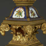 A PAIR OF RESTAURATION ORMOLU AND PARIS PORCELAIN-MOUNTED AMARANTH AND MAHOGANY TORCHERES - фото 5