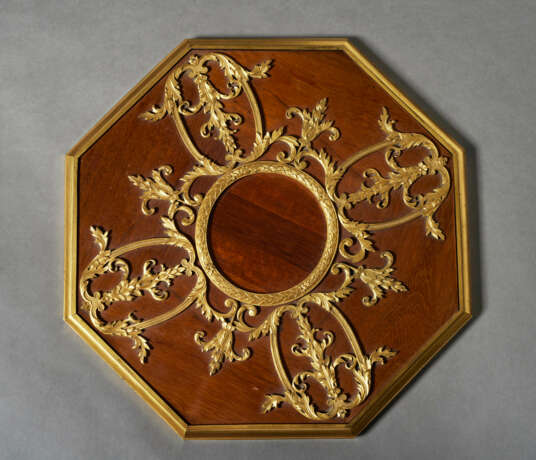 A PAIR OF RESTAURATION ORMOLU AND PARIS PORCELAIN-MOUNTED AMARANTH AND MAHOGANY TORCHERES - Foto 6