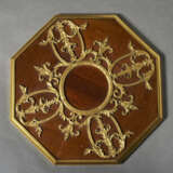 A PAIR OF RESTAURATION ORMOLU AND PARIS PORCELAIN-MOUNTED AMARANTH AND MAHOGANY TORCHERES - Foto 6