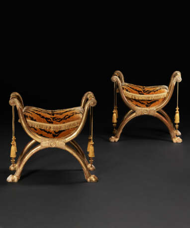 A PAIR OF CONSULAT GILTWOOD TABOURETS - Foto 2