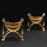 A PAIR OF CONSULAT GILTWOOD TABOURETS - Foto 2