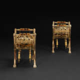 A PAIR OF CONSULAT GILTWOOD TABOURETS - Foto 3