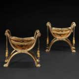 A PAIR OF CONSULAT GILTWOOD TABOURETS - Foto 4