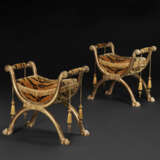 A PAIR OF CONSULAT GILTWOOD TABOURETS - Foto 5