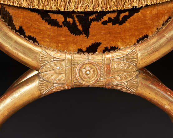 A PAIR OF CONSULAT GILTWOOD TABOURETS - Foto 6