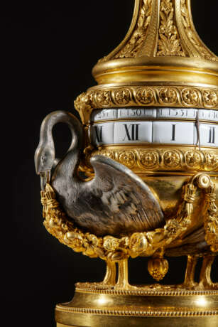A LOUIS XVI ORMOLU, SILVERED BRONZE AND ROUGE GRIOTTE `PENDULE A CERCLES TOURNANTS` - Foto 4