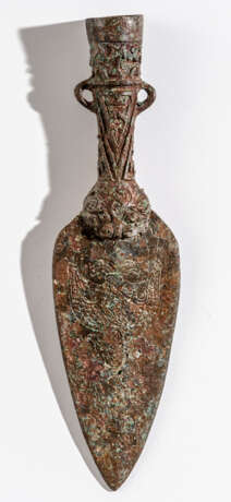 FRÜHE CHINESISCHE SPEERSPITZE, Bronze, ca. 1800-900 v. Chr. - фото 2