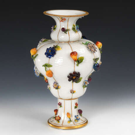 Vase mit Frucht- und Blütenbelag, AELTE - photo 1
