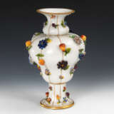 Vase mit Frucht- und Blütenbelag, AELTE - Foto 1