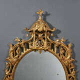 A GEORGE III STYLE GILTWOOD AND GILT-COMPOSITION MIRROR - Foto 2