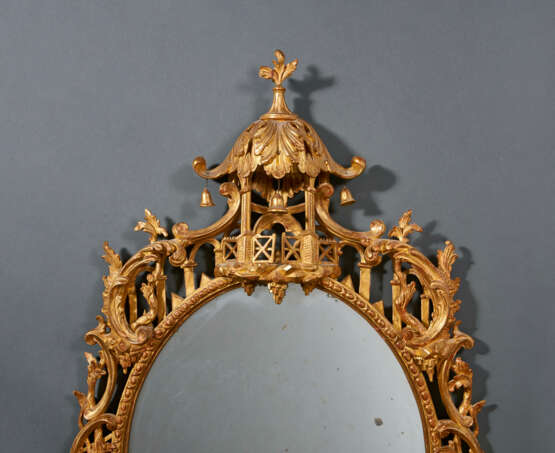 A GEORGE III STYLE GILTWOOD AND GILT-COMPOSITION MIRROR - фото 2