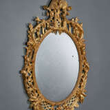 A GEORGE III STYLE GILTWOOD AND GILT-COMPOSITION MIRROR - фото 3