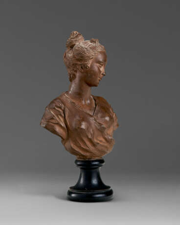 A TERRACOTTA BUST OF A WOMAN - photo 3