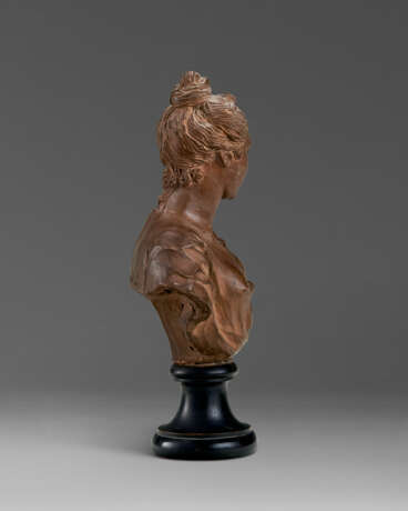 A TERRACOTTA BUST OF A WOMAN - photo 4