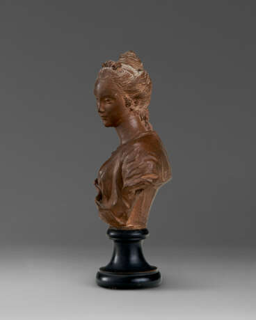 A TERRACOTTA BUST OF A WOMAN - photo 6