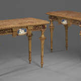 A PAIR OF NORTH ITALIAN GILTWOOD, FAUX PORPHYRY, LAPIS LAZULI AND MARBLE-MOUNTED CONSOLES - Foto 1