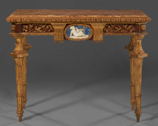 A PAIR OF NORTH ITALIAN GILTWOOD, FAUX PORPHYRY, LAPIS LAZULI AND MARBLE-MOUNTED CONSOLES - Foto 2