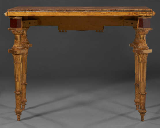 A PAIR OF NORTH ITALIAN GILTWOOD, FAUX PORPHYRY, LAPIS LAZULI AND MARBLE-MOUNTED CONSOLES - Foto 5
